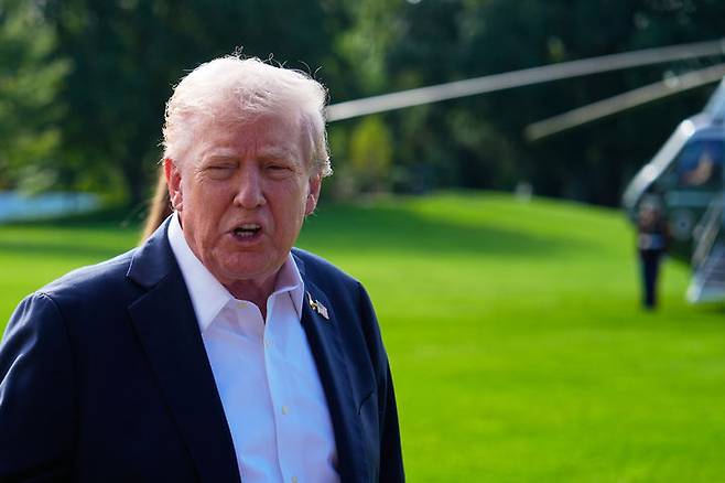 [워싱턴=AP/뉴시스] 도널드 트럼프 미국 대통령이 지난 26일(현지 시간) 미국과 유럽 간 골프 대항전 라이더컵 관전을 위해 백악관을 떠나기 전 취재진 질문에 답하고 있다. 2025.09.29.
