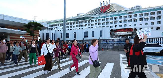 [인천=뉴시스] 전진환 기자 = 중국인 단체관광객에 대한 무비자 입국 시행 첫날인 29일 오전 인천 연수구 인천항 크루즈터미널에서 중국인 단체 크루즈 관광객이 입국하고 있다.  2025.09.29. amin2@newsis.com
