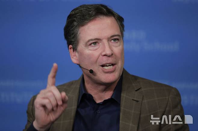 [케임브리지=AP/뉴시스] 제임스 코미 전 연방수사국(FBI) 국장이 2020년 2월 24일(현지 시간) 매사추세츠 케임브리지 소재 하버드 JFK 정치연구소에서 강연하는 모습. 2025.09.29.