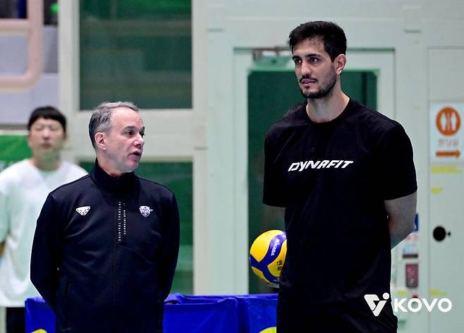 [서울=뉴시스] 남자배구 우리카드의 마우리시오 파에스 감독(왼쪽)과 하파엘 아라우조가 16일 전남 여수 진남체육관에서 열린 2025 여수·NH농협컵 프로배구대회(컵대회) 한국전력과의 경기에 앞서 대화를 나누고 있다. (사진=KOVO 제공) 2025.09.16. *재판매 및 DB 금지