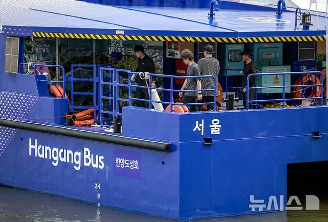 [서울=뉴시스] 정병혁 기자 = 29일 서울 강서구 한강 마곡도선장에 정박된 한강버스에서 관계자들이 작업을 하고 있다.한강버스가 운항 열흘 만에 승객 탑승을 중단했다. 지난 18일 정식운항 시작부터 잇따른 고장과 날씨 영향으로 운항에 차질을 빚더니 결국 한 달간 정밀 점검이라는 결단을 내렸다. 서울시는 29일부터 약 한 달간 한강버스 승객 탑승을 일시 중단하고, 성능 고도화와 안정화를 위한 '무승객 시범운항'으로 전환한다고 밝혔다. 2025.09.29. jhope@newsis.com