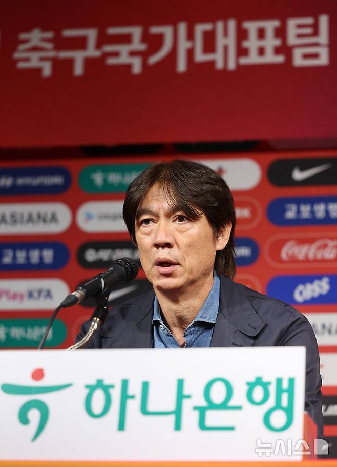 [서울=뉴시스] 황준선 기자 = 홍명보 대한민국 축구 국가대표팀 감독이 29일 오후 서울 종로구 축구회관에서 10월 A매치 소집 명단을 발표하고 있다. 대한민국 축구 국가대표팀은 오는 10월6일 소집돼 10월10일 오후 8시 브라질, 14일 오후 8시 파라과이와 친선경기를 치른다. 2025.09.29. hwang@newsis.com
