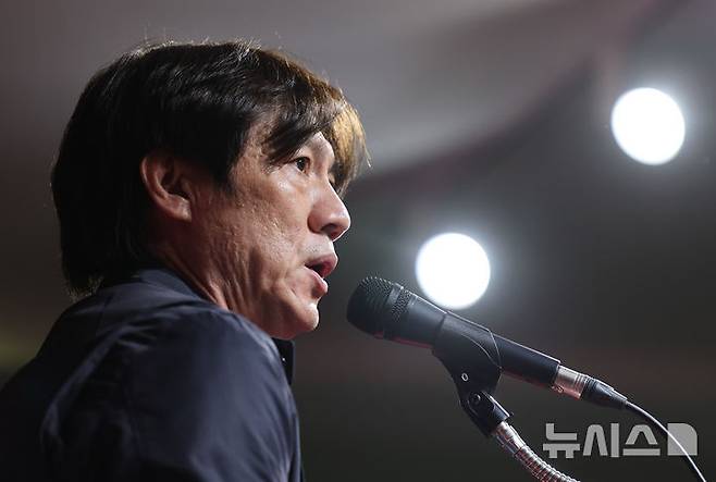 [서울=뉴시스] 황준선 기자 = 홍명보 대한민국 축구 국가대표팀 감독이 29일 오후 서울 종로구 축구회관에서 10월 A매치 소집 명단을 발표하고 있다. 대한민국 축구 국가대표팀은 오는 10월6일 소집돼 10월10일 오후 8시 브라질, 14일 오후 8시 파라과이와 친선경기를 치른다. 2025.09.29. hwang@newsis.com