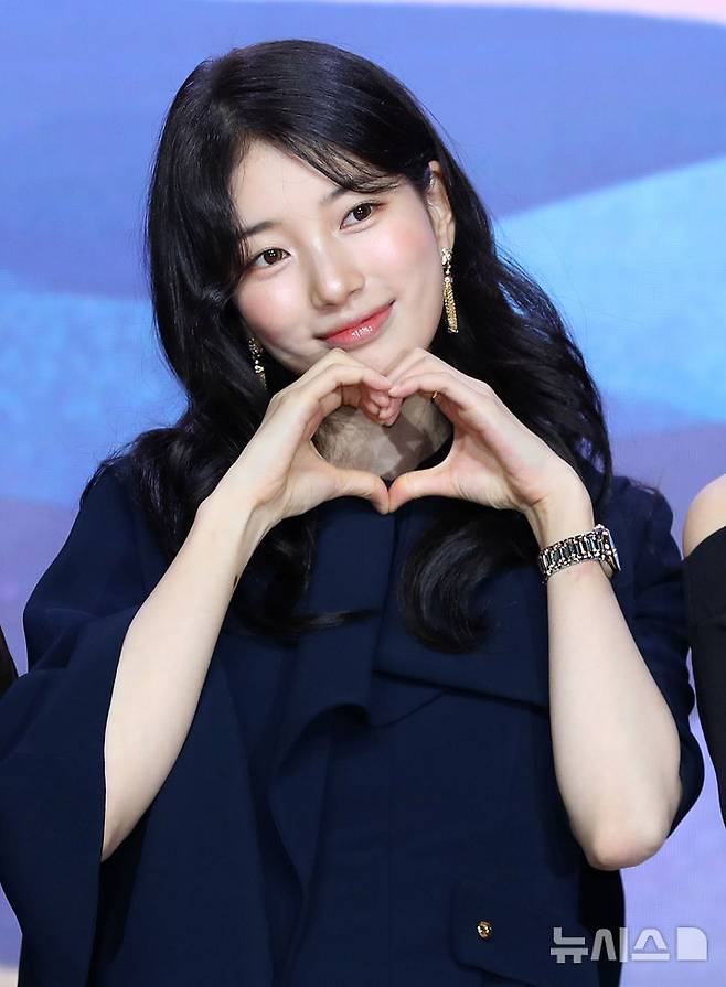 [서울=뉴시스] 김혜진 기자 = 배우 수지가 29일 오후 서울 강남구 조선 팰리스 서울에서 열린 넷플릭스 새 시리즈 '다 이루어질지니' 제작발표회에서 포즈를 취하고 있다. 2025.09.29. jini@newsis.com