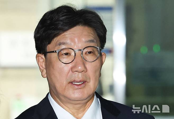 [서울=뉴시스] 최진석 기자 = 전직 통일교 간부에게 불법 정치자금을 수수한 혐의를 받는 권성동 국민의힘 의원이 지난 16일 서울 서초구 서울중앙지법에서 구속 전 피의자 심문(영장실질심사)을 마친 뒤 대기 장소인 서울구치소로 향하고 있다. 2025.09.29. myjs@newsis.com