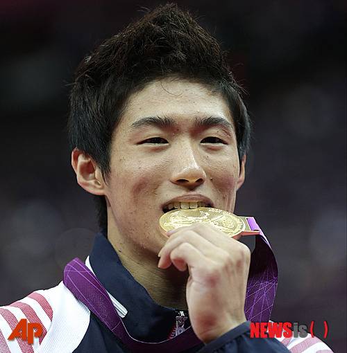 【런던=AP/뉴시스】양학선이 6일(한국시간) 런던 노스그리니치 아레나에서 열린 런던올림픽 남자 체조 도마 결승에서 금메달을 목에 걸었다.한국 체조 사상 첫 금메달을 수확한 양학선이 금메달을 입에 물고 기쁨을 만끽했다.