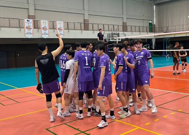 [나고야=뉴시스] 남자배구 우리카드가 28일 일본 나고야의 제이텍트 체육관에서 일본의 제이텍트 스팅스와 연습경기 2차전을 앞두고 결의를 다지고 있다. (사진=우리카드 제공) 2025.09.28. *재판매 및 DB 금지