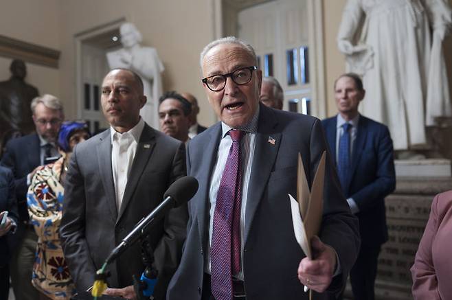 [워싱턴=AP/뉴시스] 척 슈머 미 상원 민주당 원내대표(오른쪽)가 지난 11일(현지 시간) 워싱턴 국회의사당에서 하킴 제프리스 민주당 하원 원내대표(왼쪽)와 함께 기자들에게 이야기하고 있다. 2025.09.29.