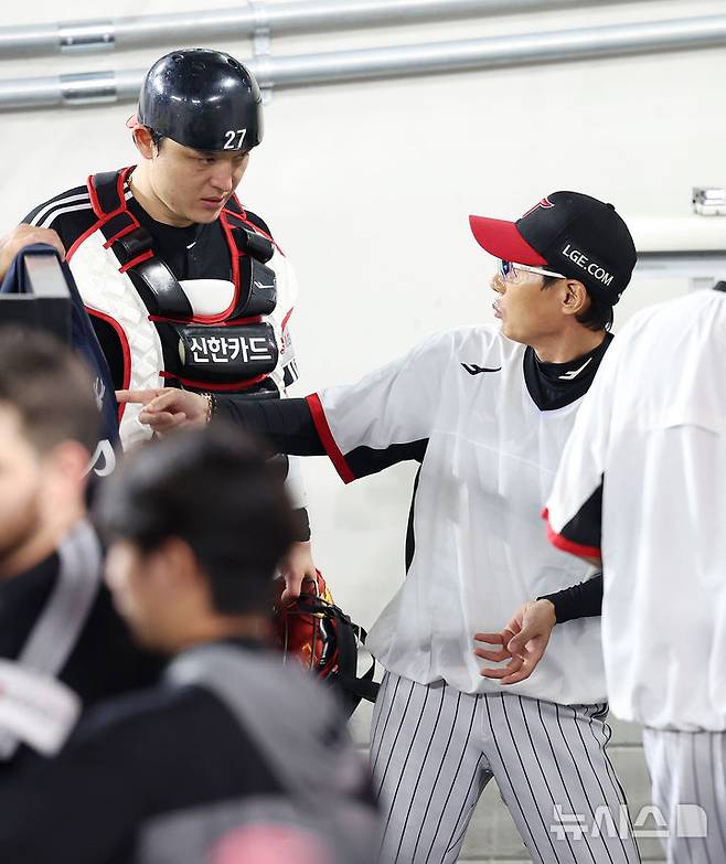 [대전=뉴시스] 조성우 기자 = 29일 대전 중구 한화생명볼파크에서 열린 2025 KBO리그 LG 트윈스와 한화 이글스의 경기, 염경엽 LG 감독이 4회말 한화 공격이 끝난 뒤 포수 박동원에게 포구 동작을 보이며 얘기하고 있다. 앞선 한화 3회말 공격 2사 주자 2루 노시환의 안타 때 2루 주자 문현빈 홈 쇄도 상황에서 박동원이 포구 실책을 범하며 실점을 허용했다. 2025.09.29. xconfind@newsis.com