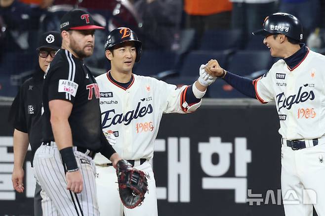 [대전=뉴시스] 조성우 기자 = 29일 대전 중구 한화생명볼파크에서 열린 2025 KBO리그 LG 트윈스와 한화 이글스의 경기, 한화 2회말 공격 2사 주자 3루서 최재훈이 1타점 적시타를 때린 뒤 기뻐하고 있다. 2025.09.29. xconfind@newsis.com