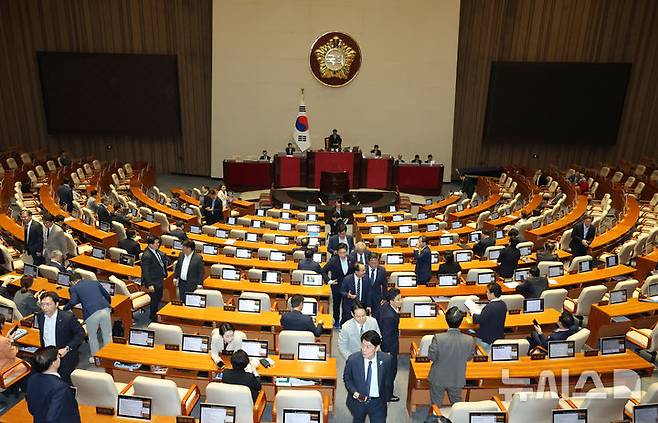 [서울=뉴시스] 고승민 기자 = 25일 서울 여의도 국회에서 열린 제429회 국회(정기회) 제9차 본회의에서 정부조직법 개정안이 상정된 후 국민의힘의 필리버스터가 시작되자 더불어민주당 의원들이 회의장을 나서고 있다. 2025.09.25. kkssmm99@newsis.com