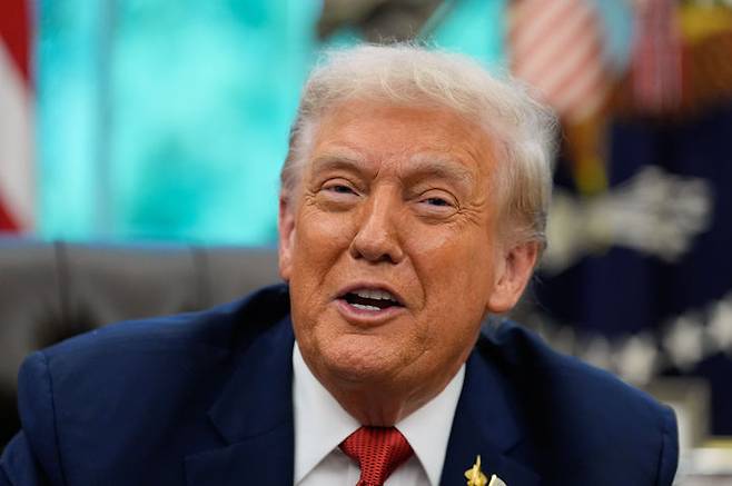 [워싱턴=AP/뉴시스]도널드 트럼프 미국 대통령이 지난 25일(현지 시간) 백악관 집무실에서 행정명령 서명식을 진행하며 미소짓고 있다. 2025.09.29.