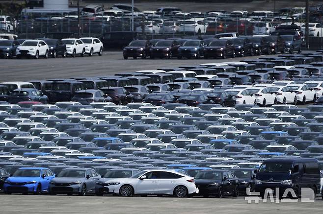 [요코하마=AP/뉴시스] 일본 요코하마항 다이코쿠 부두에서 수출용 자동차가 선적을 기다리고 있다. 2025.07.29