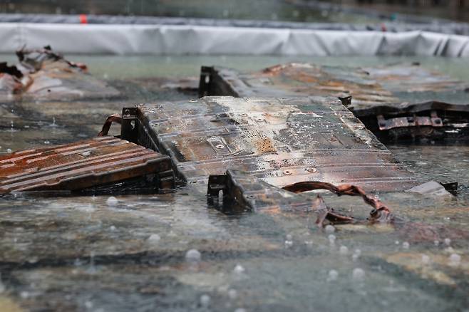 28일 대전 유성구 국가정보자원관리원 화재로 인해 불에 탄 리튬이온 배터리가 소화수조에 담겨 있다. 연합뉴스