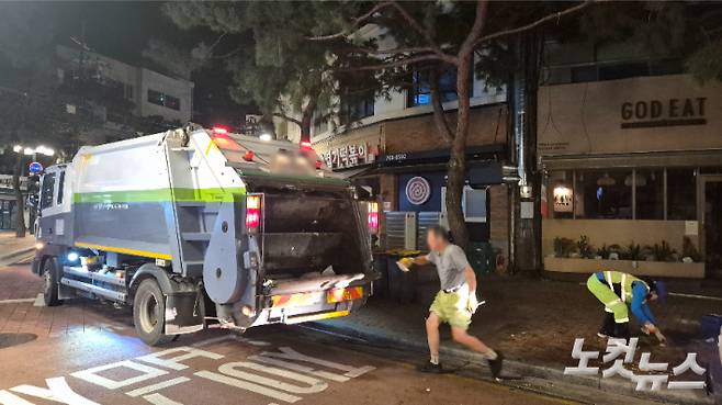지난 27일 새벽 시간 서울 종로구에서 환경미화원들이 작업을 하고 있다. 사진은 기사와 직접 관련 없음. 송선교 기자