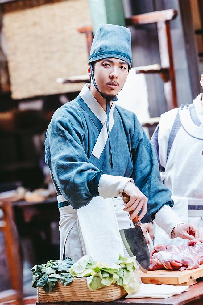 홍진기는 tvN '폭군의 셰프'에서 왜관에서 요리를 공부한 선임 숙수 맹만수 역을 연기했다. 글로리어스엔터테인먼트 제공