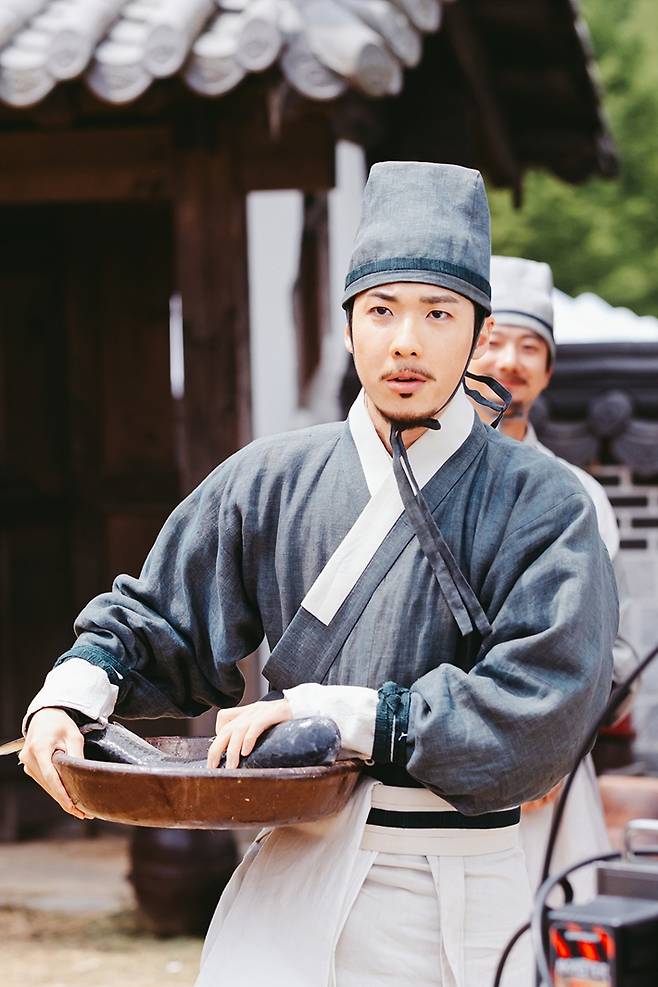 홍진기는 맹 숙수 역을 소화하기 위해 한 달 동안 중식당에서 아르바이트를 하며 실전 경험을 쌓았다. 글로리어스엔터테인먼트 제공