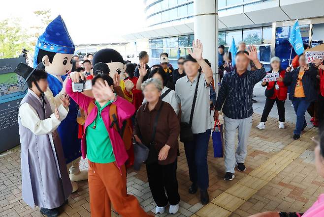 입국하는 중국인 단체 크루즈관광객들. 연합뉴스