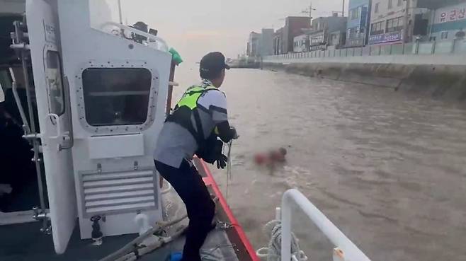 해경이 튜브를 이용해 B(19)씨를 구조하고 있다. 전북 군산해양경찰서 제공