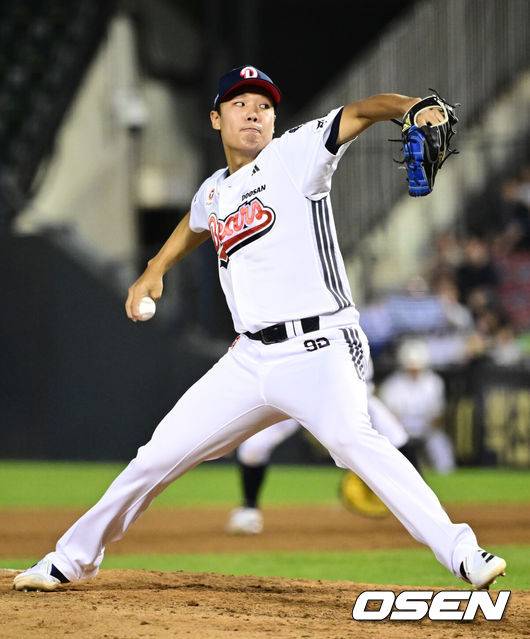 [OSEN=잠실, 조은정 기자]27일 오후 서울 잠실구장에서 ‘2025 신한 SOL Bank KBO리그’ 두산 베어스와 삼성 라이온즈의 경기가 열렸다.두산은 윤태호, 삼성은 가라비토를 선발로 내세웠다.두산 양재훈이 역투하고 있다. 2025.08.27 /cej@osen.co.kr