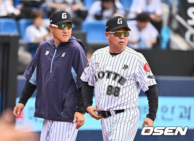 [OSEN=대구, 이석우 기자] 롯데 자이언츠 김태형 감독, 조원우 코치 129 2025.04.19 / foto0307@osen.co.kr