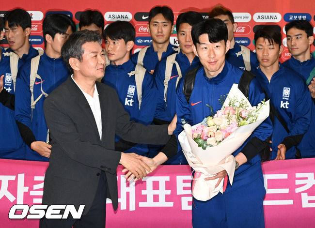 [OSEN=인천공항, 조은정 기자]월드컵 11회 연속 본선 진출에 성공한 한국 축구 국가대표팀이 6일 인천국제공항을 통해 이라크에서 귀국했다.한국은 6일 새벽(한국 시간)&nbsp;이라크 원정서 2-0 승리로 승점 19(5승 4무)점을 확보하면서 월드컵 11회 연속 본선 진출을 확정지었다.정몽규 대한축구협회장(왼쪽)과 축구대표팀 손흥민이 기념촬영을 하고 있다. 2025.06.06 /cej@osen.co.kr
