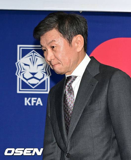 [OSEN=김성락 기자] 제55대 대한축구협회 회장 선거에 출마한 정몽규 후보가 4연임에 성공했다.&nbsp;제 55대 대한축구협회 회장 선거가 26일 서울 종로구 신문로 축구회관 2층에서 열렸다.&nbsp;이날 정몽규 후보는 선거인단 192명 중 183명이 투표한 가운데 156표의 압도적인 지지를 받아 당선이 확정됐다.&nbsp;정몽규 축구협회장이 소감을 밝힌 뒤 단상에서 내려가고 있다. 2025.02.26 / ksl0919@osen.co.kr