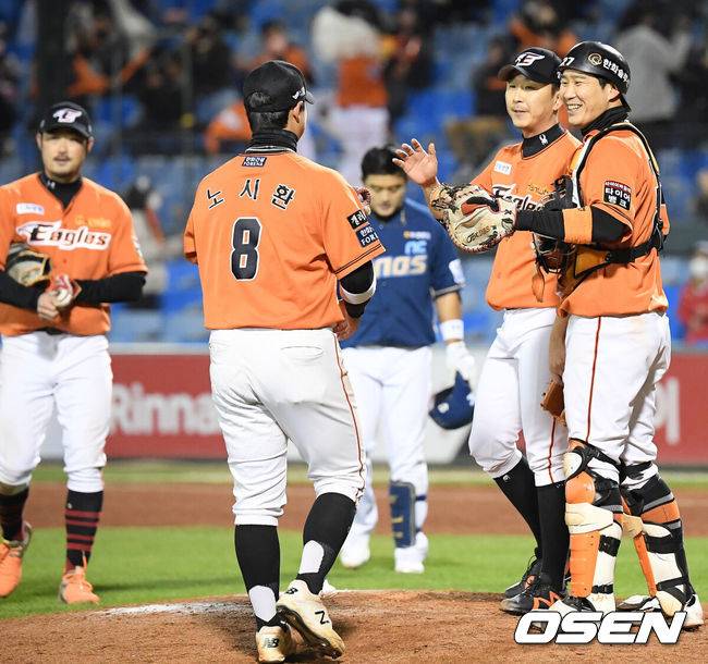 [OSEN=대전, 민경훈 기자] 한화가 23일 대전 한화생명이글스파크에서 열린 NC와의 정규리그 최종전에서 11-6으로 승리하며 정규리그 우승을 저지했다. 경기를 마치고 한화 선수들이 마운드 근처에서 승리의 기쁨을 나누고 있다./rumi@osen.co.kr