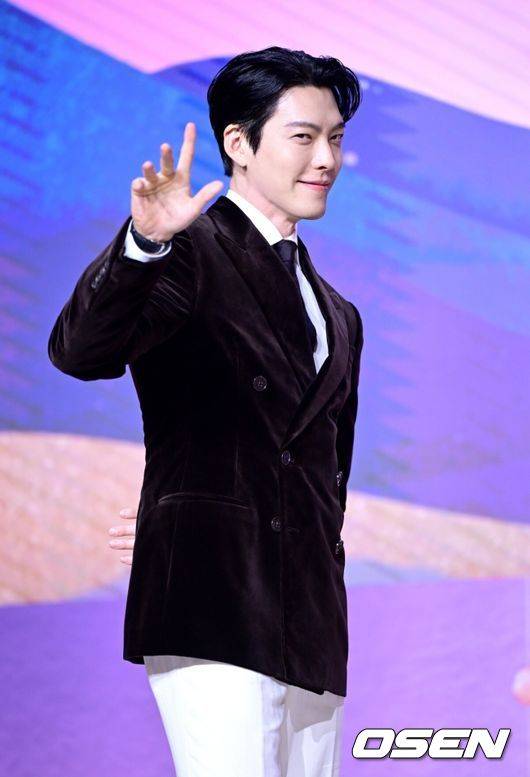 [OSEN=최규한 기자] 29일 오후 서울 역삼동 조선 팰리스 서울 강남에서 넷플릭스 시리즈 '다 이루어질지니' 제작발표회가 열렸다.  '다 이루어질지니' 는 천여 년 만에 깨어난 경력 단절 램프의 정령 지니(김우빈 분)가 감정 결여 인간 가영(수지 분)을 만나 세 가지 소원을 두고 벌이는 스트레스 제로, 판타지 로맨틱 코미디다.  배우 김우빈이 포토타임을 하고 있다. 2025.09.29 / dreamer@osen.co.kr