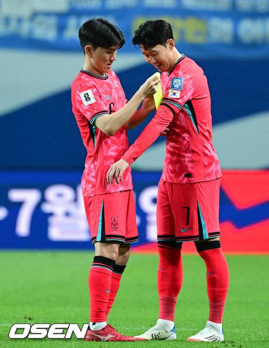 [OSEN=상암, 조은정 기자]서울월드컵경기장이 화려한 골 폭죽으로 물들었다. 홍명보호가 월드컵 예선 마지막 경기에서 팬들에게 시원한 대승을 선물했다.홍명보 감독이 이끄는 대한민국 축구대표팀은 10일 오후 8시 서울월드컵경기장에서 열린 2026 국제축구연맹(FIFA) 북중미 월드컵 아시아 3차 예선 조별리그 B조 10차전 최종전에서 쿠웨이트를 4-0으로 격파했다.후반 한국 황인범이 교체출전하는 손흥민에게 주장 완장을 채워주고 있다. 2025.06.10 /cej@osen.co.kr