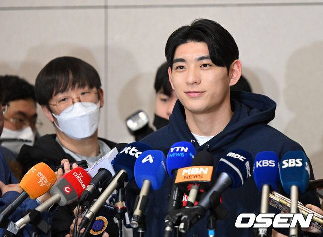 [OSEN=지형준 기자] ‘바람의 손자’ 이정후(샌프란시스코 자이언츠)가 13일 오후 인천국제공항을 통해 팀 스프링캠프에 합류하기 위해 출국했다. 데뷔 시즌 자이언츠의 리드오프와 3번 타순을 오가며 주전 중견수로 뛴 그는 37경기 타율 2할6푼2리 38안타 2홈런 8타점 15득점 2도루 OPS .641를 남기고 불의의 부상을 당해 조기에 시즌을 마쳤다.&nbsp;메이저리그 첫해의 아쉬움을 씻고 2년차를 맞은 이정후는 이날 출국해 본격적인 2025시즌 준비에 돌입한다.샌프란시스코 자이언츠 이정후가 인터뷰를 하고 있다. 2025.1.13 / jpnews@osen.co.kr