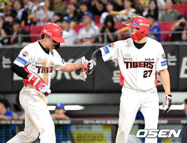 윤도현과 김호령이 득점을 축하하고 있다./OSEN DB