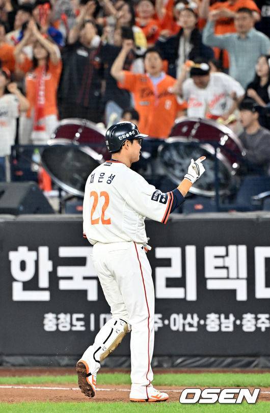 [OSEN=대전, 민경훈 기자] 29일 오후 대전 한화생명볼파크에서 2025 신한 SOL Bank KBO리그&nbsp;한화 이글스와&nbsp;LG 트윈스의 경기가 열렸다.한화는&nbsp;정우주, LG는&nbsp;임찬규를 선발 투수로 내세웠다.6회말 무사 주자 1,2루 한화 채은성이 중견수 왼쪽 1타점 적시타를 때린 후 1루에서 기뻐하고 있다.  2025.09.29 /rumi@osen.co.kr