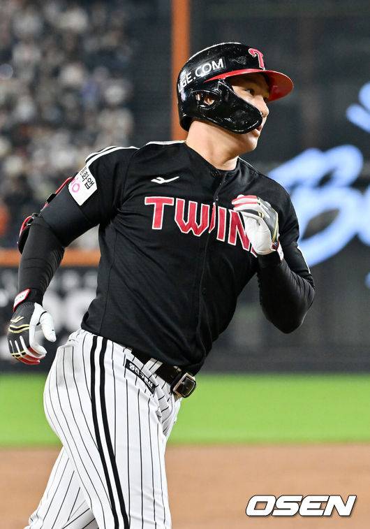 [OSEN=대전, 민경훈 기자] 29일 오후 대전 한화생명볼파크에서 2025 신한 SOL Bank KBO리그&nbsp;한화 이글스와&nbsp;LG 트윈스의 경기가 열렸다.한화는&nbsp;정우주, LG는&nbsp;임찬규를 선발 투수로 내세웠다.5회초 1사 LG 오지환이 우월 솔로 홈런을 때린 후 그라운드를 돌고 있다.  2025.09.29 /rumi@osen.co.kr