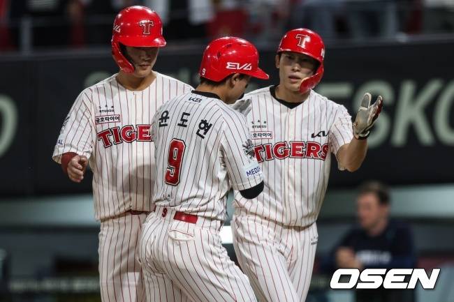 KIA 윤도현이 시즌 6호 스리런홈런을 날리고 동료들의 축하를 받고 있다./KIA 타이거즈 제공
