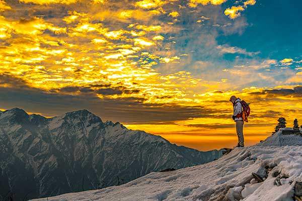 마차푸차레를 붉은 태양이 비춘다. 그 순간 표현할 길이 없는 감동이 밀려 왔다.
