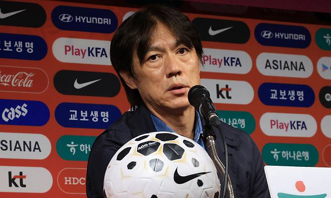 홍명보 축구 국가대표팀 감독이 29일 서울 종로구 축구회관에서 축구국가대표팀 친선경기 10월 소집명단을 발표하고 기자의 질문에 답하고 있다. 연합뉴스