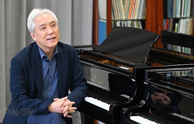 지난 4년간 한국예술종합학교 총장을 지낸 뒤 서울 한예종 서초캠퍼스 교수실로 돌아온 김대진 교수가 스타인웨이 피아노 앞에 앉아 있다. 지난 15일 만난 김 교수는 “한국의 젊은 예술가들이 성과를 내고 성장하는 모습을 보면 교육자로서 큰 희열을 느낀다”면서 “그들이 예술가로서 충분한 시간을 가지며 더 많은 경험을 하고, 그 경험을 자신의 음악에 풀어내면서 천천히 거장의 길을 가길 바란다”고 당부했다. 홍윤기 기자