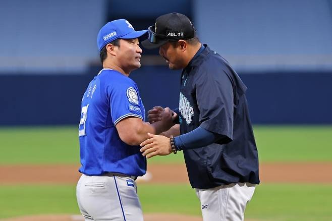 이호준 NC 다이노스 감독이 18일 창원 NC파크에서 2025 KBO리그 정규시즌 삼성 라이온즈와의 홈 경기를 앞두고 은퇴하는 오승환을 반기고 있다. 삼성 라이온즈 제공