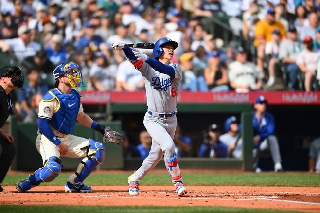 로스앤젤레스 다저스 김혜성이 29일(한국시간) 미국 워싱턴주 시애틀의 T모바일파크에서 열린 2025 미국 메이저리그(MLB) 정규시즌 시애틀 매리너스와의 원정 경기에서 2점 홈런을 치고 있다. 로이터 연합뉴스