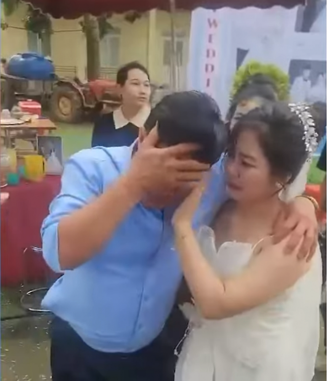 홀로 20년간 4남매를 키워온 한 아버지가 딸의 결혼식장에서 쏟아낸 눈물이 소셜미디어를 뜨겁게 달구며 많은 이들의 가슴을 울리고 있다. Báo Sức khỏe 유튜브