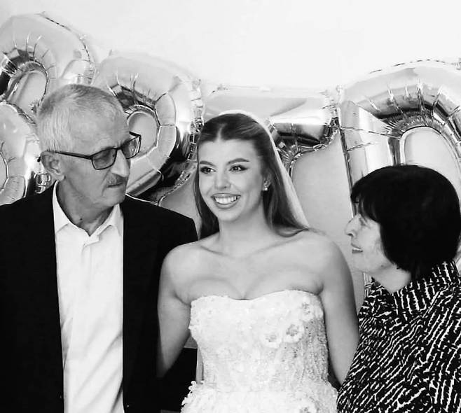 지난 13일 보스니아 결혼식에서 부모와 함께 찍은 아드나 로브차닌 오메르베고비치(가운데). 그는 결혼 사흘 만에 갑작스럽게 세상을 떠나 현지 사회에 충격을 안겼다. 인스타그램