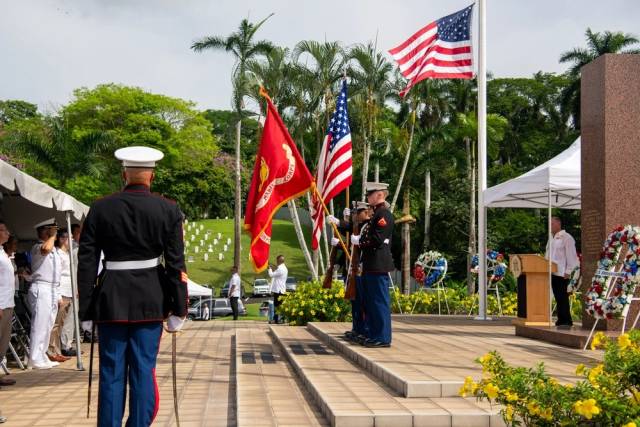 주파나마 미국대사관 소속 해병대 대사관 경비단 장병들이 추모 행사에서 성조기를 들고 있다. 사진 제공=DVIDS(미 국방부 사진·영상 아카이브)
