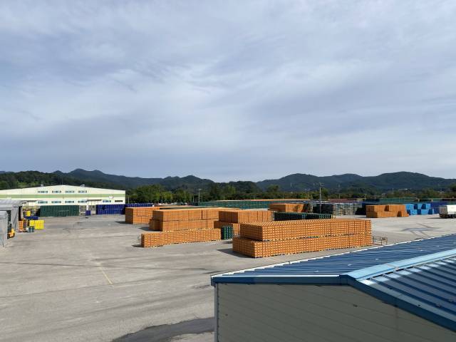 전국 각지의 식당 등에서 회수한 빈 맥주병이 하이트진로 강원공장에 쌓여있다. 김남명 기자