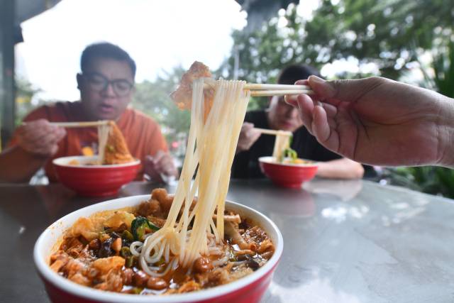 중국 남부 광시좡족자치구 류저우의 한 식당에서 사람들이 국수를 즐기고 있다. 신화통신 연합뉴스