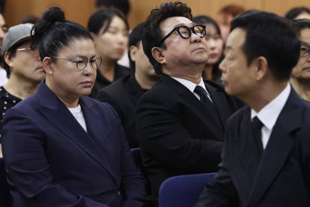 개그맨 이영자, 임하룡, 김학래 등이 28일 서울 송파구 서울아산병원 장례식장에서 엄수된 개그맨 전유성 영결식에 참석하고 있다. 연합뉴스