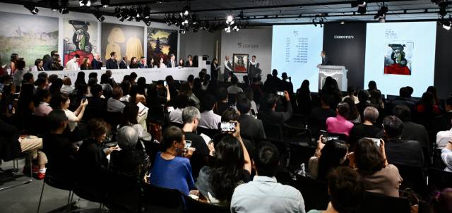 26일(현지시간) 홍콩 센트럴 더 헨더슨에서 개최된 크리스티 20/21세기 이브닝 경매에서 파블로 피카소의 작품 ‘여인의 흉상’에 대한 경매가 진행되고 있다.홍콩=오승현 기자