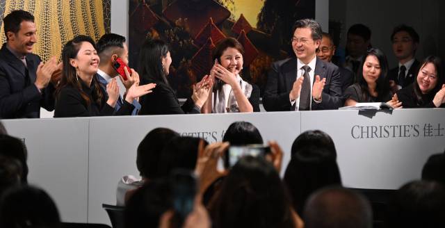 26일(현지 시간) 홍콩 센트럴 더헨더슨에서 열린 크리스티 20·21세기 이브닝 경매에서 고객의 전화 응찰을 대리한 에이다 웡 대만 지사장이 파블로 피카소의 작품 '여인의 흉상'의 최종 낙찰자로 선정된 뒤 축하받고 있다 . 홍콩=오승현 기자
