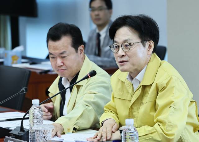 김정관(오른쪽) 산업통상자원부 장관이 29일 전남 나주시 전력거래소 본사를 방문해 전력수급 현황 및 대응점검 회의를 주재하고 있다. 사진=산업부