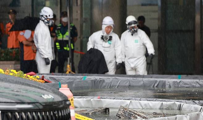 28일 대전 유성구 국가정보자원관리원 화재 현장에서 국립과학수사연구원 관계자가 소화수조에 담긴 배터리를 살피고 있다. ⓒ연합뉴스
